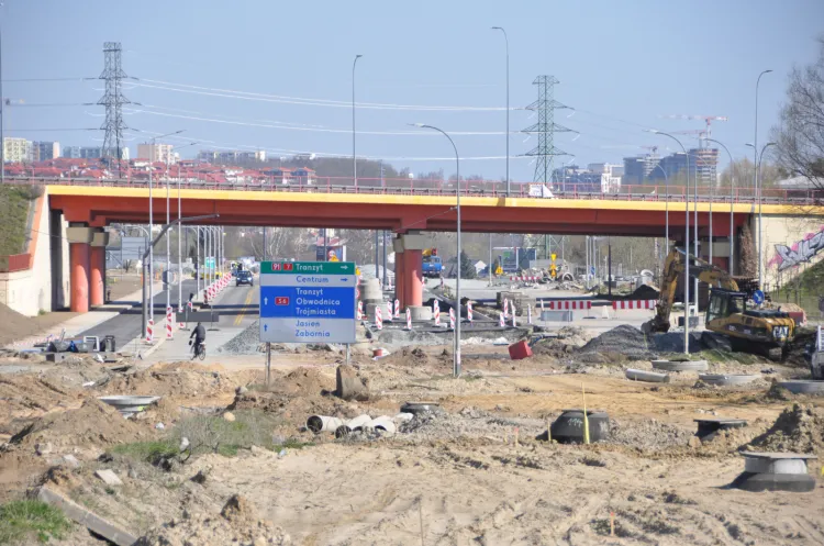 Rozkopana Jabłoniowa w rejonie skrzyżowania z Trasą WZ to obok powstającej Nowej Bulońskiej największy plac budowy na południu Gdańska. 
