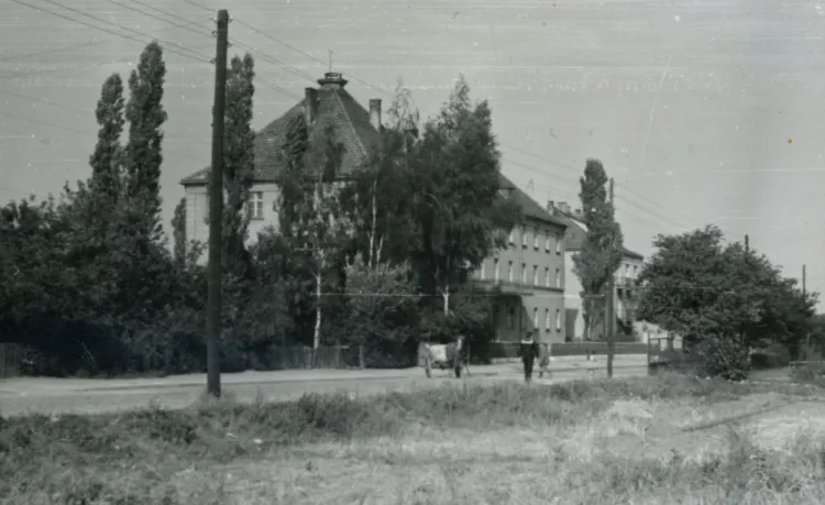 Powojenne zdjęcie (1960 r.) przedstawiające budynek, w którym działała ochronka. Ze zbiorów Muzeum Miasta Gdyni