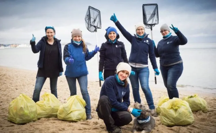 Zdjęcie z porannego sprzątania plaży przez pracowników Akwarium Gdyńskiego.