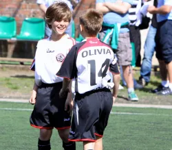 Młodzi piłkarze KS Olivia czerpią radość z gry.