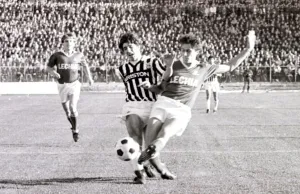 Mecz Lechii z klasowym przeciwnikiem to dziś dla gdańszczan ciekawszy produkt niż reprezentacja Polski mierząca się z rezerwami Francji. Nz. Lechia gra z Juventusem we wrześniu 1983 r.
