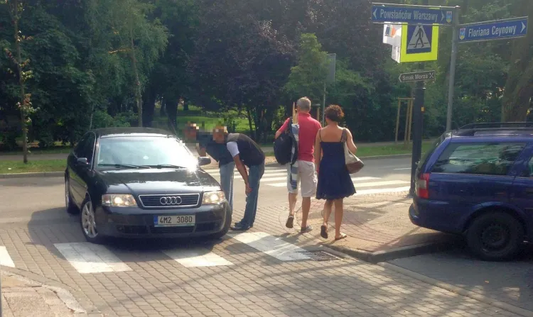 Nasza czytelniczka zrobiła zdjęcie mężczyznom, którzy samozwańczo pobierali opłaty za parkowanie na miejskim parkingu, który w niedzielę jest darmowy.