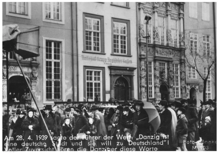 28 kwietnia 1939 r.  Mieszkańcy Gdańska słuchają przez głośniki przemówienia Hitlera dotyczącego Gdańska. Zdjęcie: Sonnke Foto Gdańsk