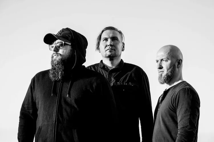 Blindead skurczyło się do tria, ale na nowym albumie wsparł ich Nihil - lider black metalowej Furii.