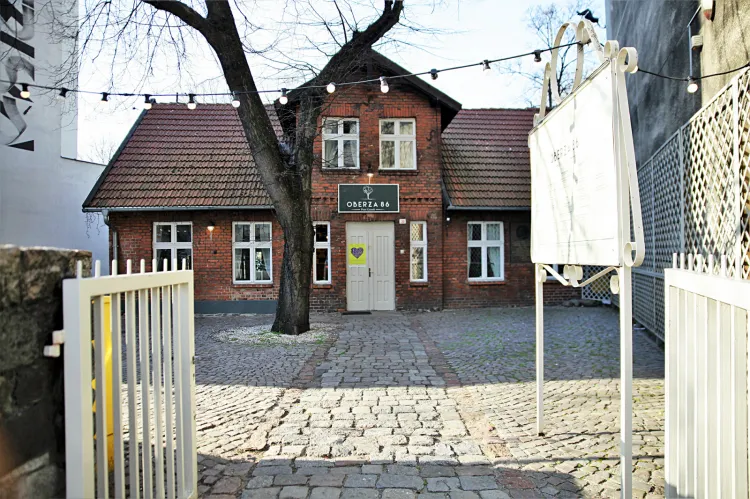 Oberża 86 to autorska restauracja Piotra Ciomka, która zagościła w zabytkowym Domku Abrahama przy ul. Starowiejskiej 30 w Gdyni.
