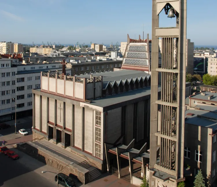 Kościół Najświętszego Serca Pana Jezusa zbudowany w latach 1957-1966, trzecia w tym miejscu świątynia. Obok kościoła wieża dzwonna wysokości 66 m, najwyższa przez lata wieża w Gdyni. Kształt kościoła nawiązuje do projektu Bazyliki Morskiej na Kamiennej Gorze, której nigdy nie zrealizowano.