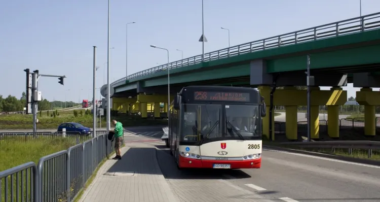 Autobus dla rowerów przez tunel pod Martwą Wisłą kursował początkowo przez cały rok (najpierw jako linia 258). W tym roku jego rozkład zredukowano jedynie do wiosenno-letnich weekendów.