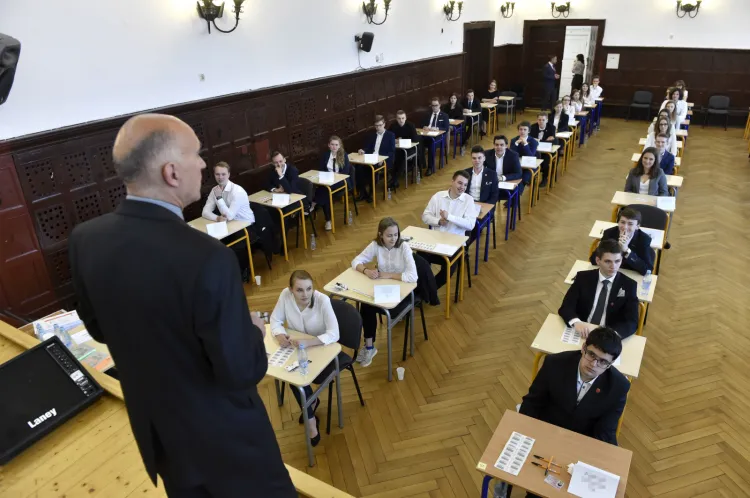 Początek matur w całym kraju odbędzie się planowo 6 maja. Pierwszy egzamin z języka polskiego na poziomie podstawowym rozpoczyna się tego dnia o godz. 9.