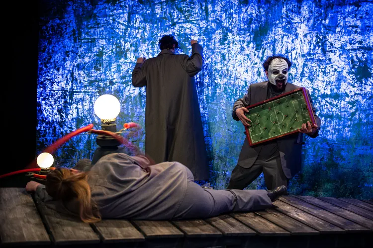 "Śniący chłopiec" Teatru Miniatura sięga w mroczne zakamarki duszy, by pokazać świat bez woalu i znieczulenia.