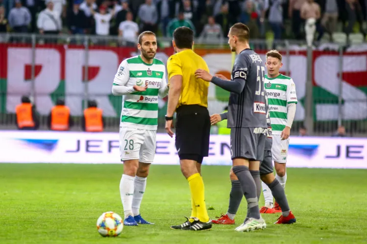 Nie wszystkie decyzje Daniela Stefańskiego były zrozumiałe dla piłkarzy. Na zdjęciu arbiter w rozmowie: Flavio Paixao, Artura Jędrzejczyka i Jarosława Kubickiego. 