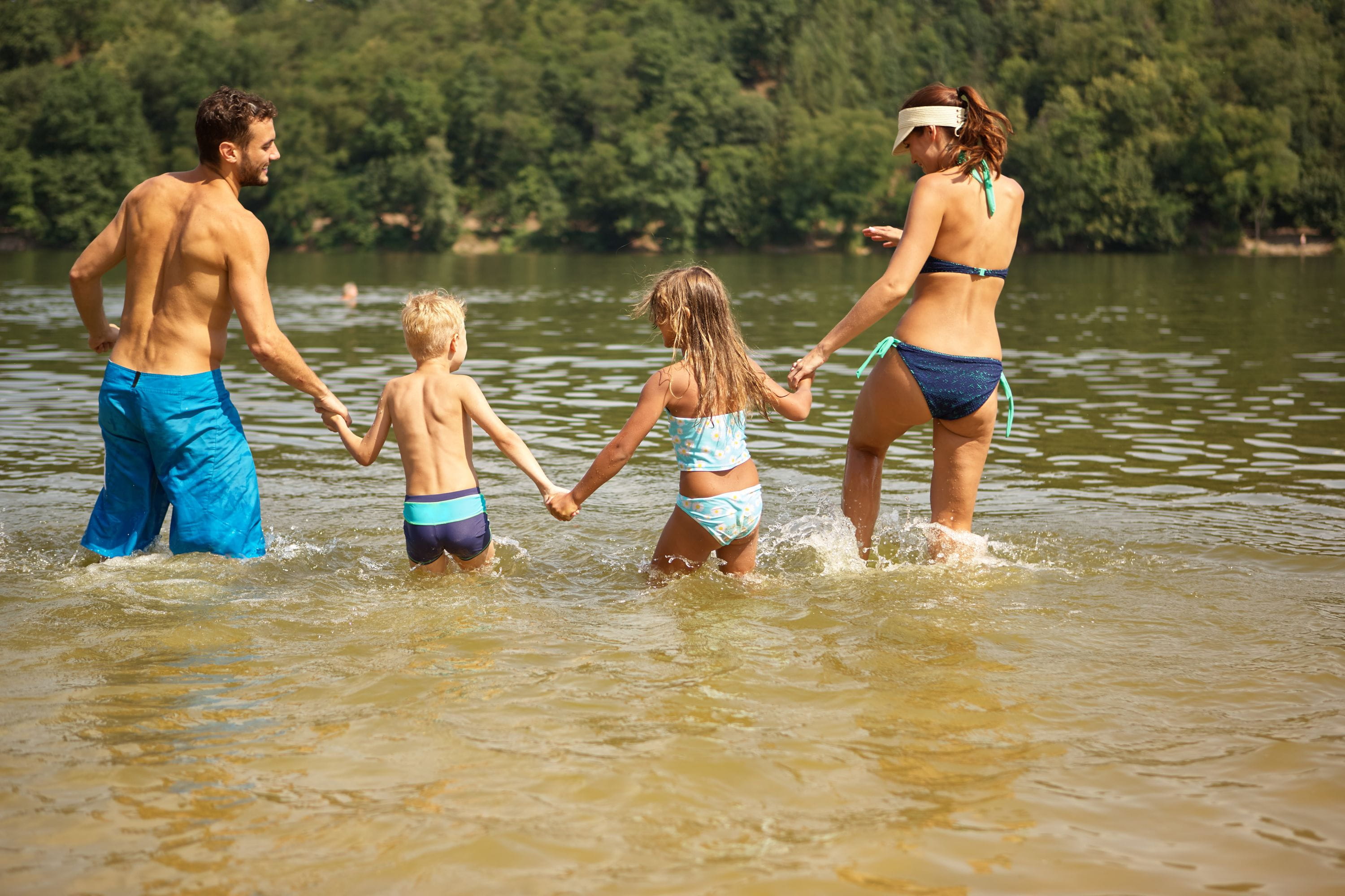 Берег для купания. Дети купаются в реке. Отдыхающие на речке. Купание летом. Летом на речке.