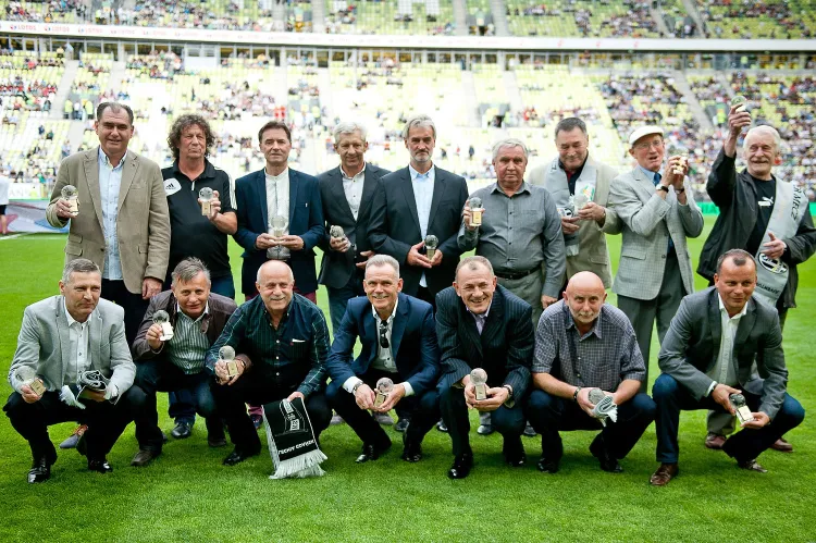 Trener Jerzy Jastrzębowski (czwarty od prawej w górnym rzędzie) i zespół Lechii Gdańsk z 1983 roku. Zdjęcie wykonano w 2015 roku podczas towarzyskiego Super Meczu z Juventusem Turyn.