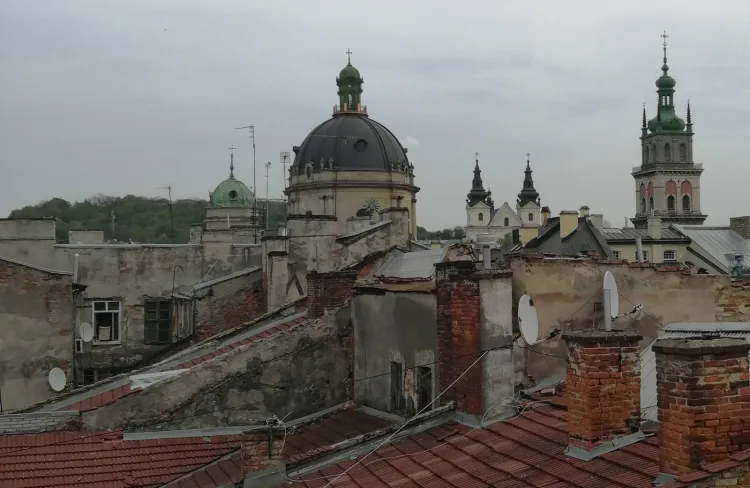 Spacer po dachach Lwowa to jedna z proponowanych przez przewodników atrakcji w tym mieście.