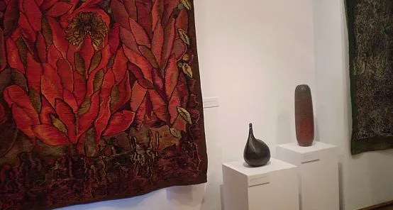 Kolorowe tkaniny pokaźnych rozmiarów i ceramika w fantazyjnych kształtach - w Pałacu Opatów zgromadzono kilkadziesiąt eksponatów z kolekcji Muzeum Narodowego w Gdańsku.