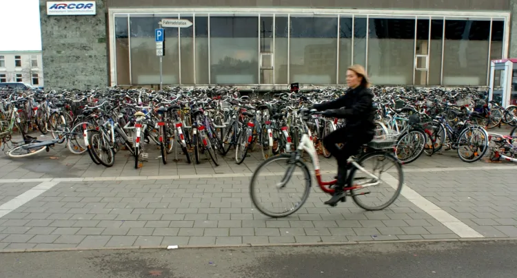 Parkingi rowerowe są popularne we wszystkich rozwiniętych krajach Europy. My dopiero w tym zakresie raczkujemy.