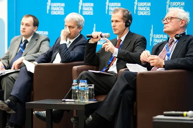 Od lewej: Stanisław Kluza, szef KNF, prezes PKN Orlen Jacek Krawiec, Eric Berglöf z Europejskiego Banku Odbudowy i Rozwoju oraz Charles Goodhart z London School of Economics.