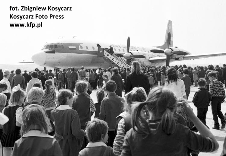 Pierwszy samolot, który kiedykolwiek wylądował na płycie lotniska w Rębiechowie, przybył z Wrocławia 1 maja 1974 roku. Oficjalne otwarcie obiektu nastąpi dzień później.