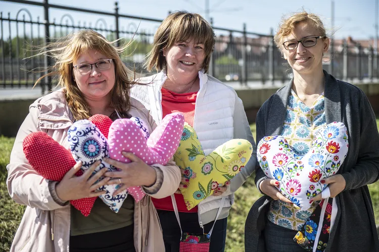 Katarzyna Brożek, Monika Puchowska i Karolina Dwórznik, po niezwykle udanej akcji szycia serc dla chorych po mastektomii, postanowiły zaangażować się w szycie torebek na butelki Redona. Każdy może się do nich przyłączyć. 