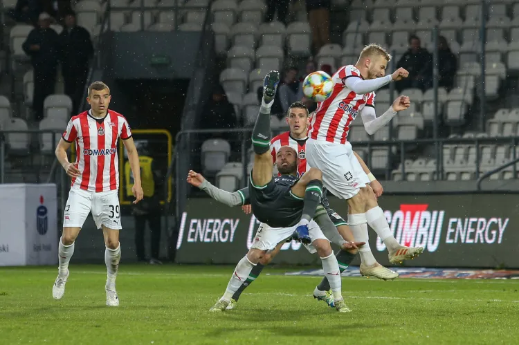 Zmęczona po zdobyciu Pucharu Polski Lechia Gdańsk wywróciła się w meczu z Cracovią. Nie oddała żadnego strzału, a wynik otworzył karny podyktowany po faulu na Michale Heliku (nr 39). Na zdjęciu Flavio Paixao próbuje uderzyć przewrotką.  