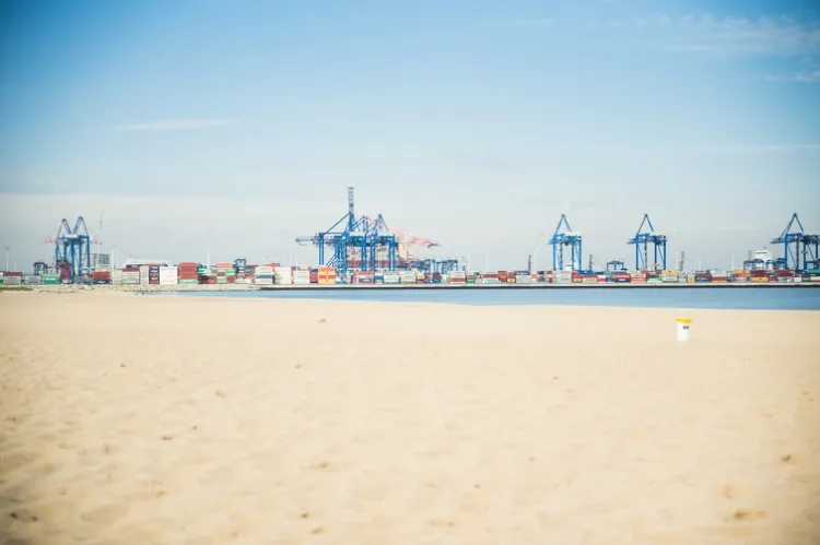 Plaża na Stogach należy do jednej z najszerszych w Gdańsku, znajduje się jednak w sąsiedztwie rozrastającego się portu. 