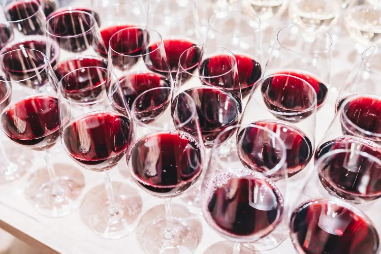 Wina bezalkoholowe i wegańskie stają się coraz bardziej popularne.