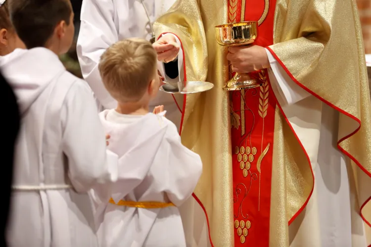 Pierwsza komunia to bardzo ważny moment w życiu dzieci z katolickich rodzin. 