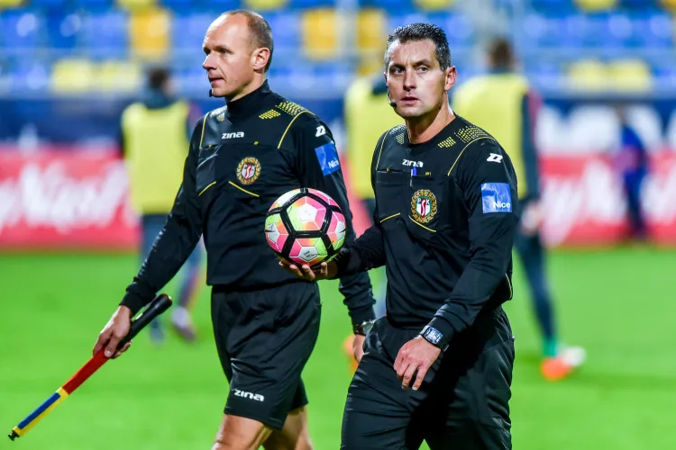 Dominik Sulikowski (z prawej) nie tylko sędziuje mecze ekstraklasy, ale również spotkania reprezentacji młodzieżowych. Powyżej zdjęcie z pojedynku pomiędzy Polską, a Czarnogórą w kategorii U-21.