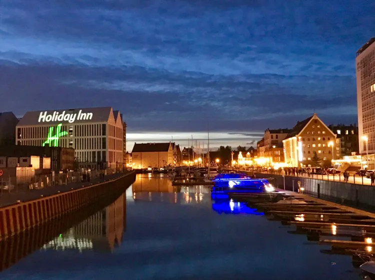 Hotel Holiday Inn Gdańsk - City Centre zlokalizowany na Wyspie Spichrzów, przy nabrzeżu Motławy. Widok z mostu Stągiewnego.
