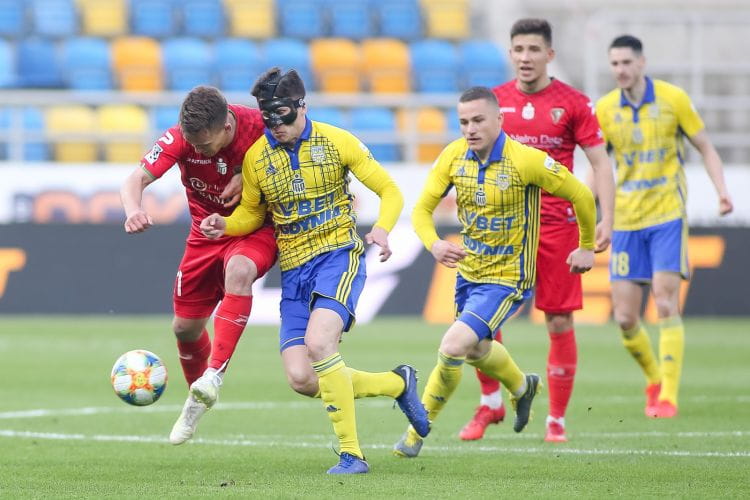 Maciej Jankowski pierwszy raz w życiu zagrał w masce, co nie przeszkodziło mu w zdobyciu w piątek ważnego gola dla Arki Gdynia. W poniedziałek napastnik znów podejmie wyzwanie. 