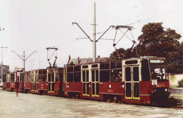 Tak będzie wyglądał tramwaj, który już niebawem pojawi się na ulicach Gdańska z okazji rocznicy wyborów 4 czerwca 1989 r. To oczywiście zdjęcie archiwalne z lat 80. Warto zwrócić uwagę na niestosowane od dawna oznaczenie przystanku tramwajowego w formie słupa, zwieńczonego literą "T".
