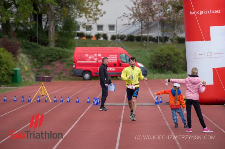 Cykl EvoTriathlon obejmuje cztery imprezy triathlonowe od maja do września.