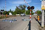Choć prace przy przejeździe na ul. Niegowskiej już trwają, to po popołudniu znaki są przewracane, a kierowcy omijając je - przejeżdżają na drugą stronę. 