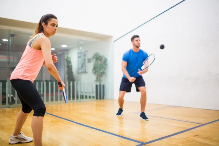 W ciągu godziny gry w squasha można spalić nawet 1000 kalorii.
