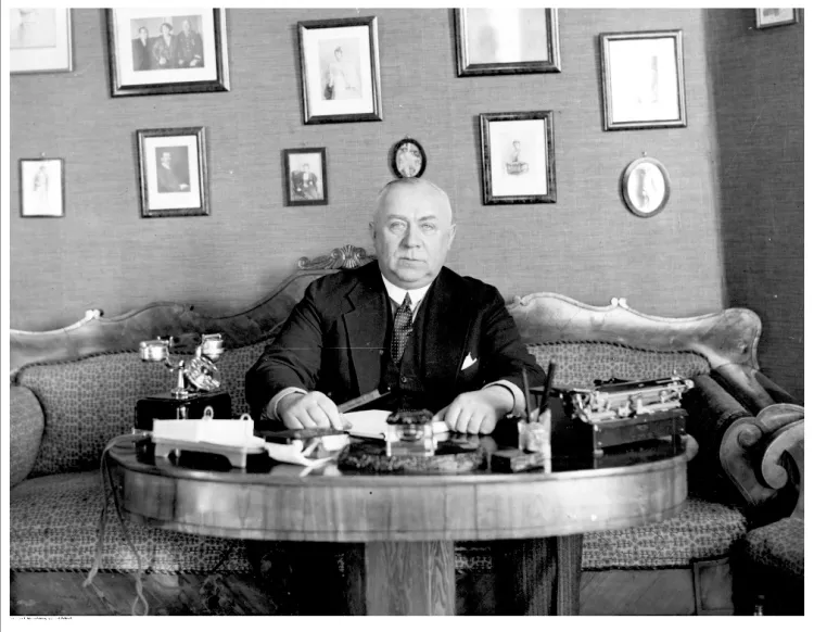 Znany przedwojenny jasnowidz, inż. Stefan Ossowiecki w swoim mieszkaniu. Zdjęcie z 1932 r.