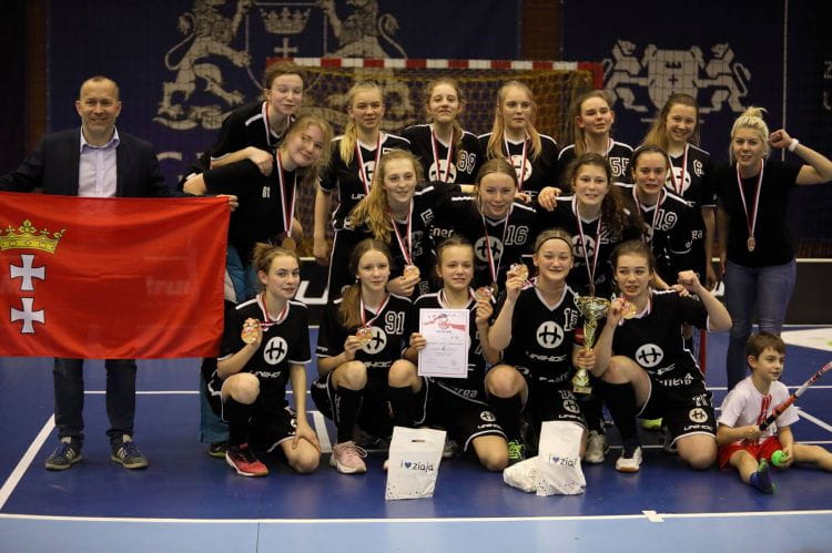 Juniorki młodsze Interplastic Olimpii Osowej zdobyły 1. miejsce podczas mistrzostw Polski rozgrywanych w hali AWFiS.