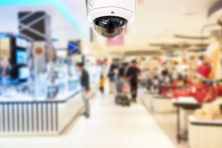 Kamery w centrach handlowych są niemal wszechobecne, ale nie zawsze zapewnia to bezpieczeństwo klientom.