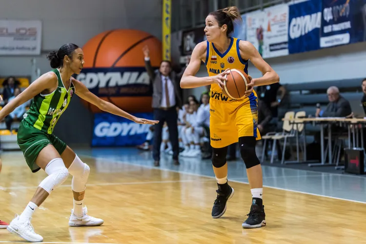 Rebecca Allen (z prawej) zakończyła sezon w Arce w styczniu z powodu kontuzji kolana. Klub z Gdyni podpisał jednak nową umowę z Australijką występującą w w WNBA.