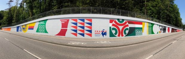 Piłkarski mural wykonali przedstawiciele stowarzyszania Traffic Design.