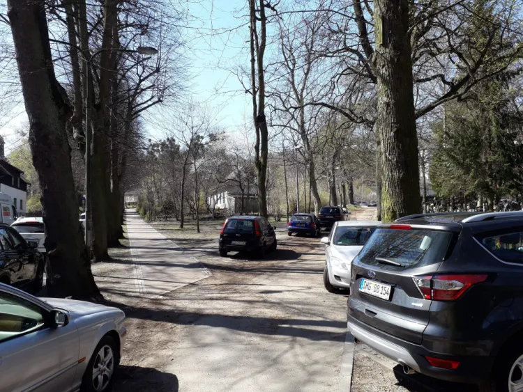 Kierowcy odwiedzający cmentarz w Oliwie dotychczas parkowali w bocznej uliczce od ul. Opackiej