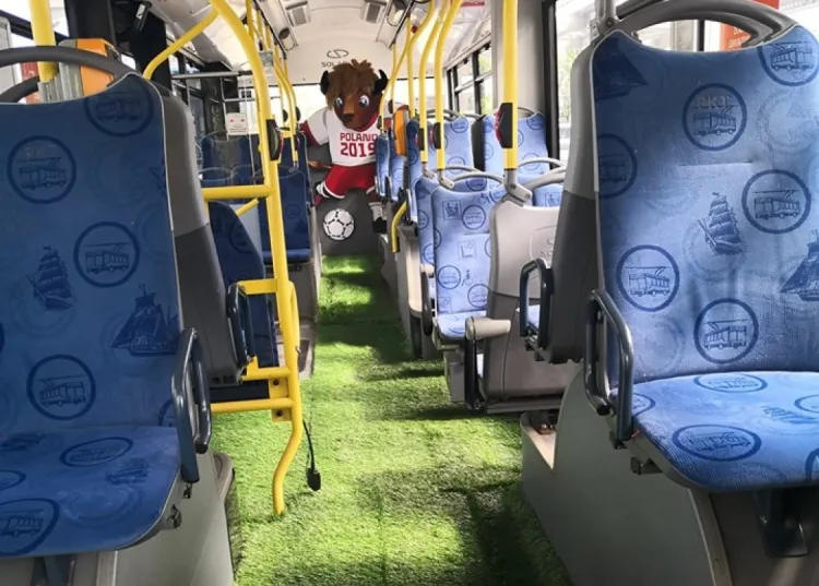 W czasie mistrzostw w piłce nożnej do lat 20 po Gdyni będzie jeździł trolejbus z wyłożoną na podłodze murawą. 