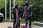 Oblane farbą postaci Jana Pawła II i Ronalda Reagana w parku Nadmorskim na Przymorzu.