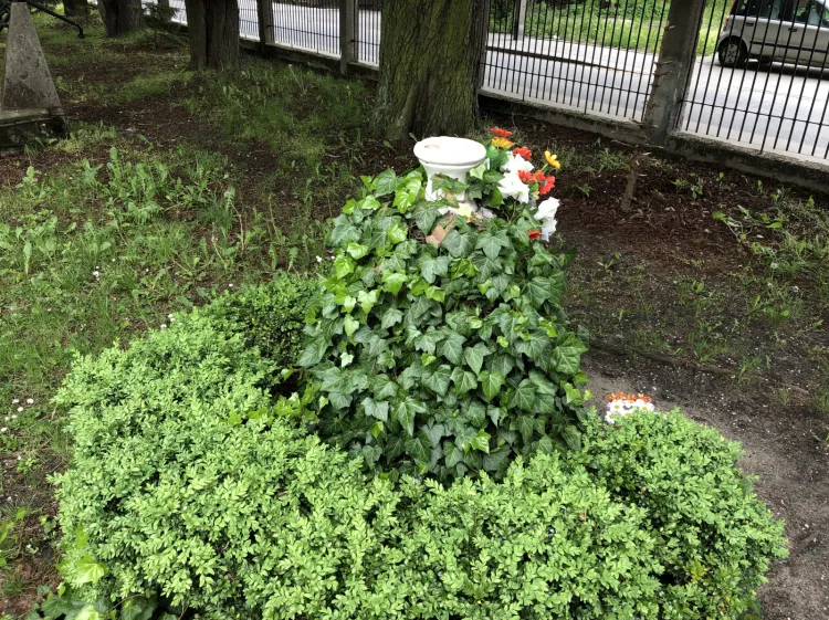 Popiersie papieża od ponad 10 lat stało nieopodal kościoła Św. Rodziny na Stogach. 