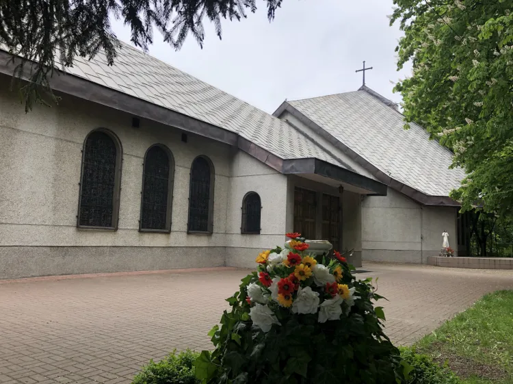 Popiersie papieża od ponad 10 lat stało nieopodal kościoła Św. Rodziny na Stogach. 
