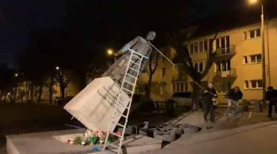 Pomnik ks. Henryka Jankowskiego został przewrócony w lutym. Kadr z filmu "Tylko nie mów nikomu" Tomasza Sekielskiego.