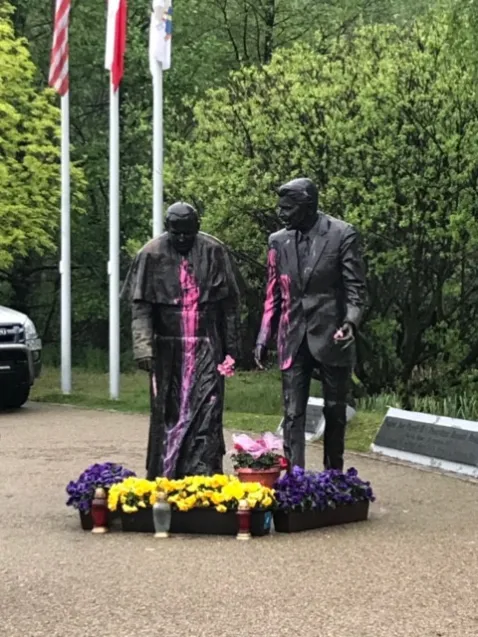 Oblane farbą postaci Jana Pawła II i Ronalda Reagana w parku Nadmorskim na Przymorzu.