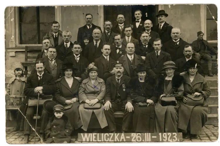 Antoni Abraham (siedzi w środku) w czasie wycieczki Kaszubów do Wieliczki, 26.03.1923 r. (ze zbiorów Muzeum Miasta Gdyni)