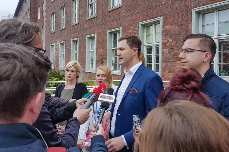 Emilia Lodzińska, Edyta Damszel-Turek, Anna Golędzinowska (niewidoczna na zdjęciu), Piotr Grzelak i Cezary Śpiewak-Dowbór stanęli przez Urzędem Wojewódzkim, by wyrazić sprzeciw wobec dalszej liberalizacji polityki przestrzennej. 