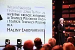 Wielką Nagrodę Festiwalu "Dwa Teatry" 2019 otrzymała Halina Łabonarska. Laureatka zagrała Chochoła w nagrodzonym w tym roku Grand Prix spektaklu Teatru TV "Wesele".