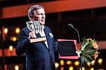 Drugim uhonorowanym Wielką Nagrodą Festiwalu artystą jest Jan Englert, reżyser dwóch spektakli telewizyjnych w minionym roku - "Lato" i "Kwiaty polskie" (w obu też zagrał, podobnie jak w nagrodzonym przez publiczność "Paradiso").