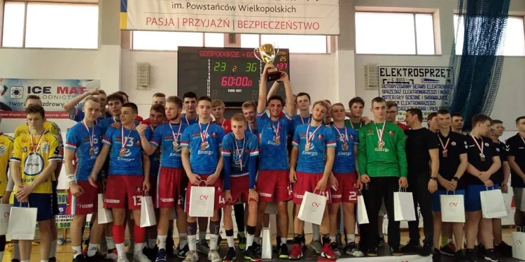 Szczypiorniści Wybrzeża z rocznika 2002 (w niebieskich koszulkach) dwa lata temu zdobyli złoto mistrzostw Polski młodzików. Teraz powtórzyli sukces w juniorach młodszych.
